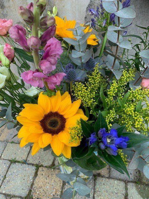 Moederdag Veldboeket in Fidrio Vaas  colori blue/yellow
